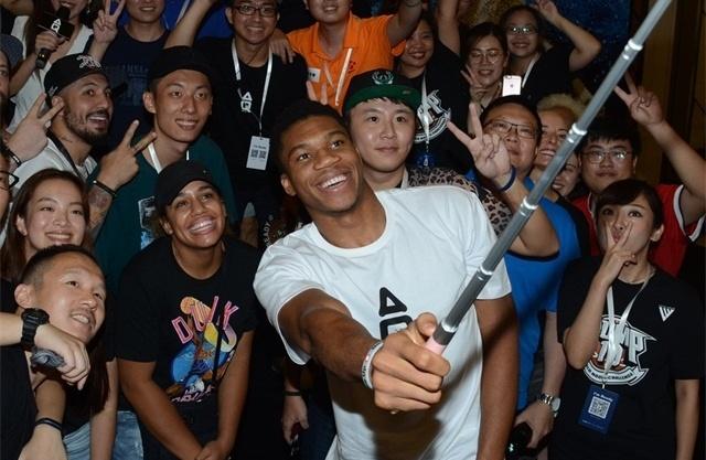 要打出来了？徐昕vs辽宁男篮砍14分6板2助 赛后采访逗乐记者（徐昕对阵辽宁砍14分6板2助，赛后妙语逗笑记者：要迎来爆发了吗？）