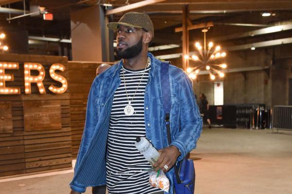 塞维利亚官方：谴责德比战球迷投掷物品行为，正配合警方调查（塞维利亚官宣：谴责德比战球迷投掷行为，正与警方配合调查）