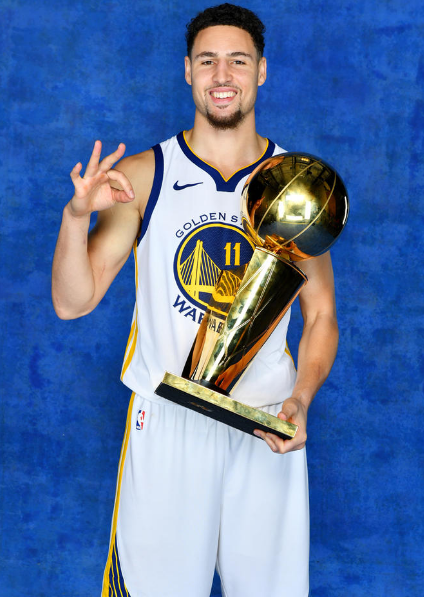 阿斯：皇马绝不会通过竞价来引援中卫，专注于合同到期的球员（阿斯报称：皇马拒绝为中卫引援竞价，转而瞄准合同到期球员）