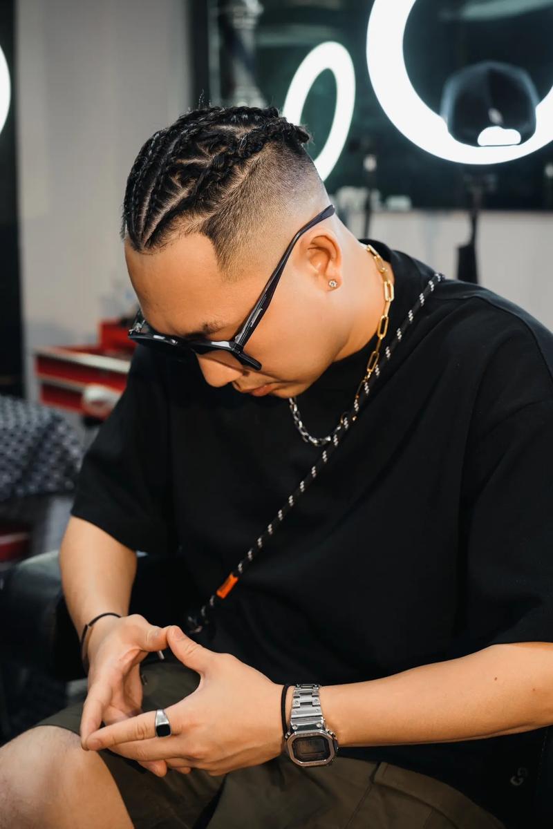 阿诺德受伤影响皇马阵容，巴尔韦德需客串右后卫，球迷呼吁调整阵型。（阿诺德伤停牵动皇马阵容，巴尔韦德改打右后卫，球迷呼吁变阵）