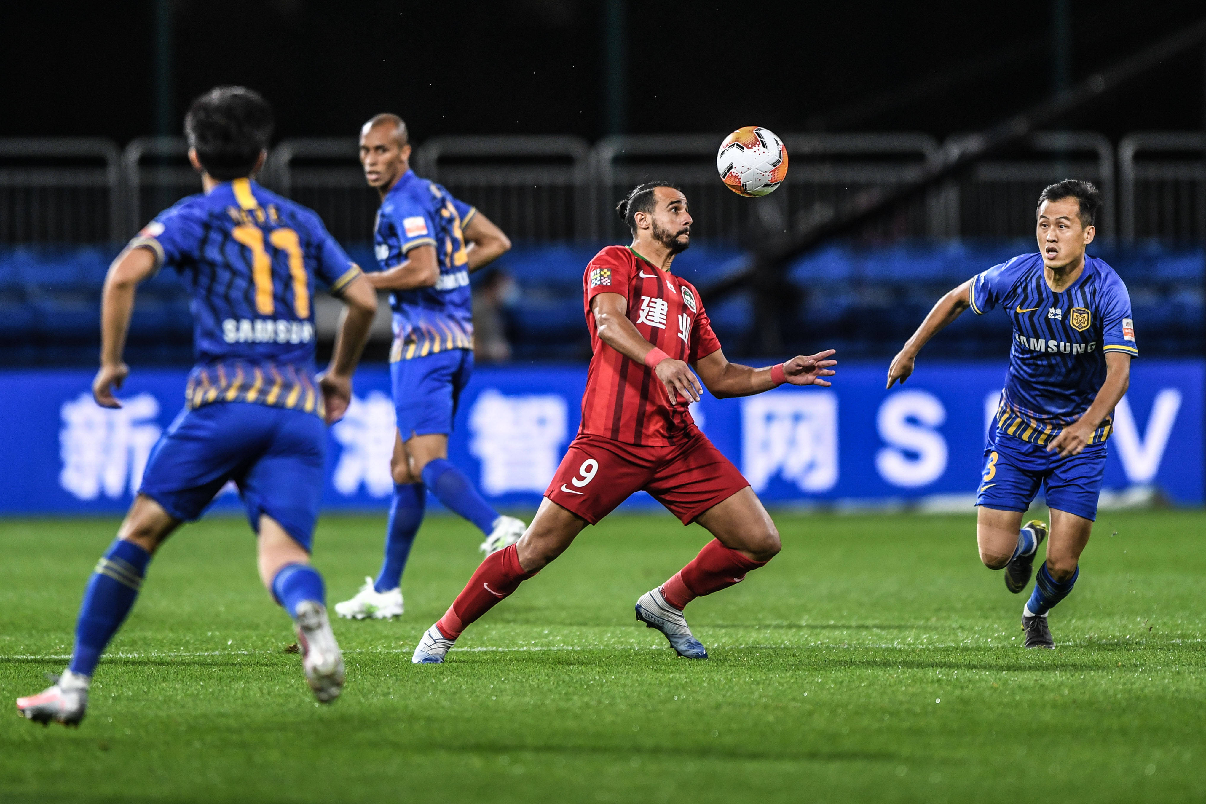 篮球篮网主力球员赛后受媒体采访（篮网队核心球员赛后接受媒体采访）