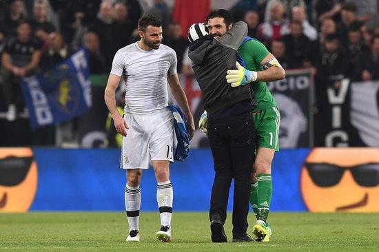 曼晚：塞门约能胜任曼联左边翼卫，在曼城能担任左右两路边锋（曼晚：塞门约可胜任曼联左翼卫，亦能在曼城担任两侧边锋）