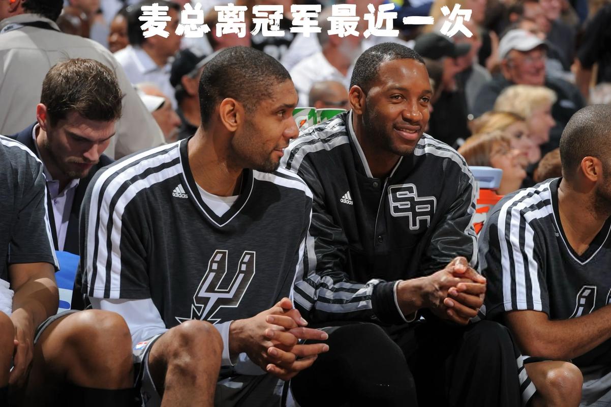 告别队长，热刺球员赛后在球场上将孙兴慜高高抛起（赛后致敬队长，热刺众将在场上把孙兴慜抛起庆祝）