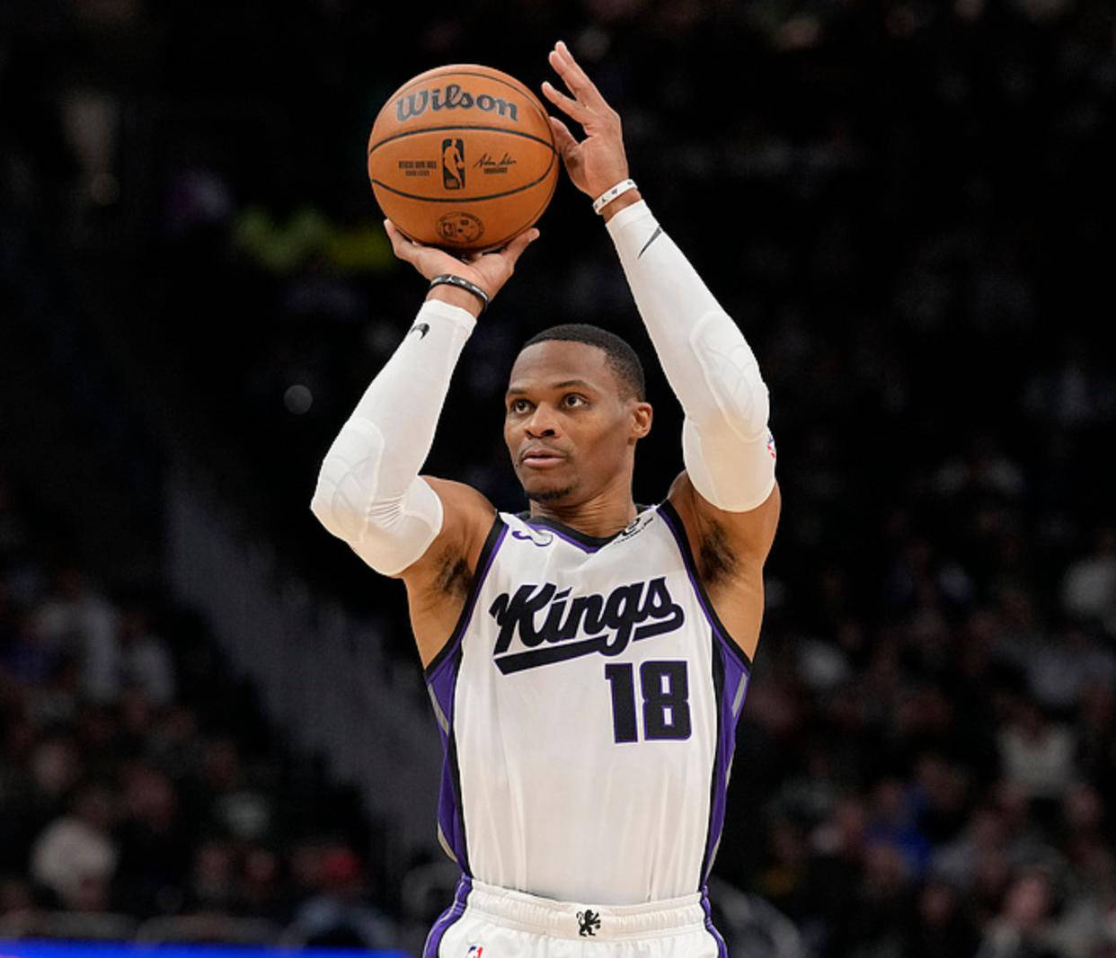 詹姆斯末节连得10分+致命抢断，湖人112-108险胜76人，40岁传奇再创历史纪录（40岁詹姆斯末节连拿10分+关键抢断，助湖人112-108险胜76人，再刷历史纪录）