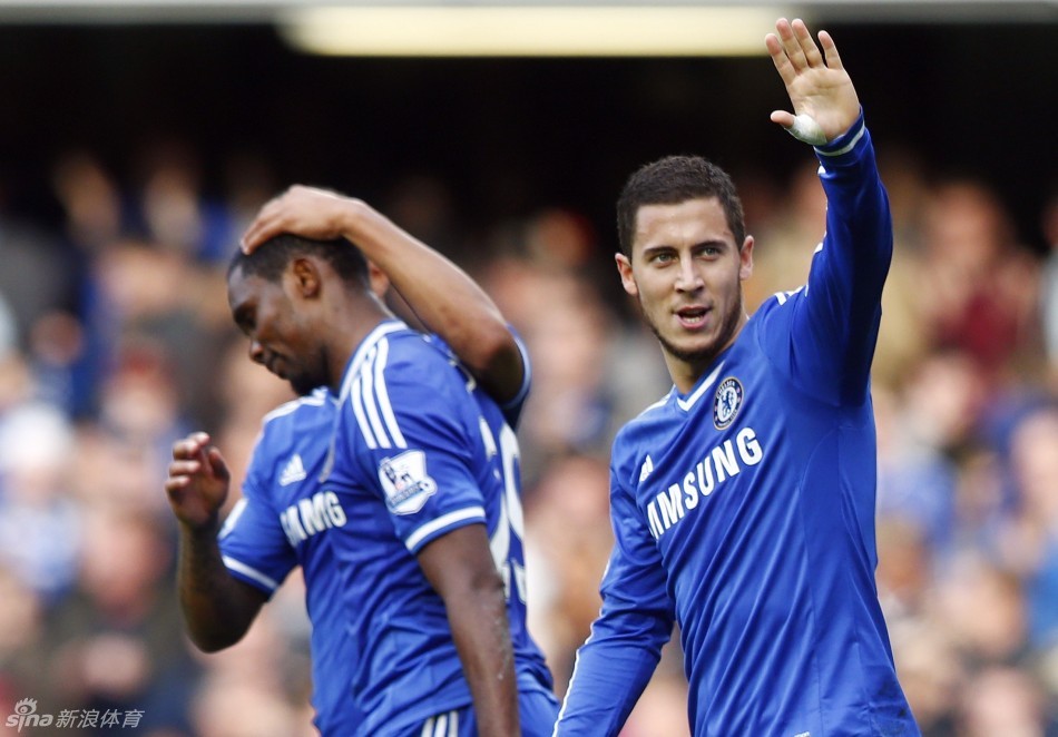 足球英超双红会爆发冲突，多人吃黄牌（英超双红会冲突升级，多人遭黄牌警告）